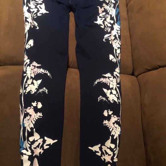 Fabletics navy yoga pants with appliqué detail - Picture 2 of 5